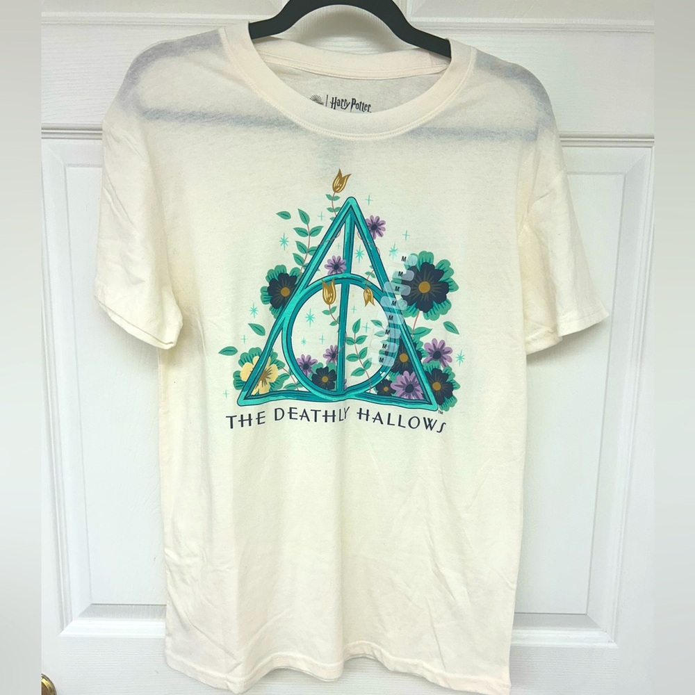 NWT HARRY POTTER DEALTHLY HALLOWS SIZE M cream T-shirt